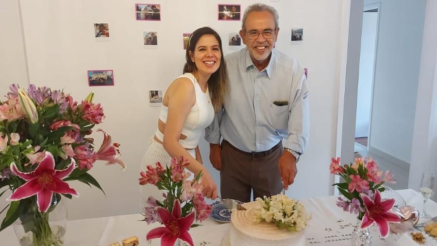 Paula e o sogro comemoram casamento realizado através de procuração - Arquivo Pessoal