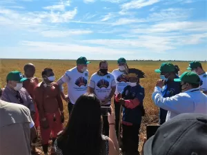 Presidente da Funai, Marcelo Xavier (ao centro, sem boné), participou em abril da colheita de arroz dentro da Terra Indígena Sangradouro (MT) ao lado de dois fazendeiros - Reprodução/redes sociais - Reprodução/redes sociais