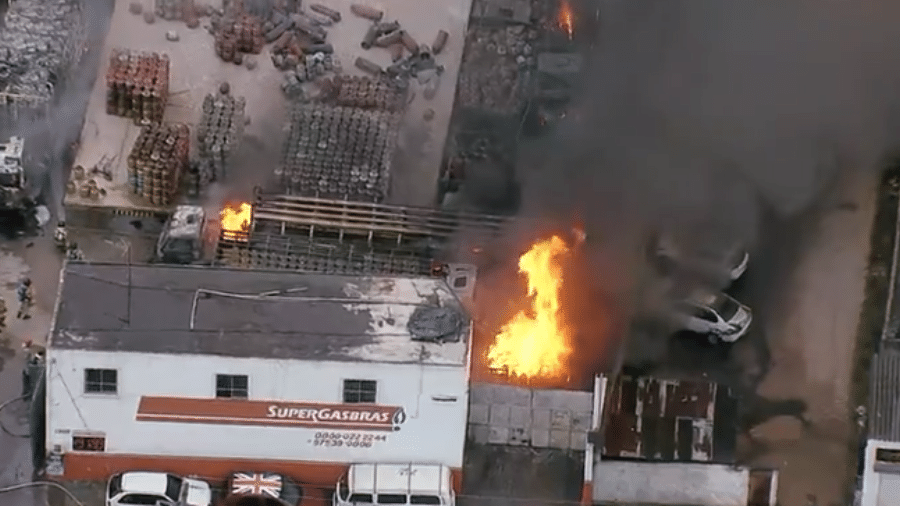 Incêndio de grande proporção atinge um depósito de gás no bairro Gramacho, em Duque de Caxias (RJ) - Reprodução/TV Globo