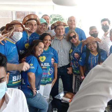 O pré-candidato Sergio Moro usa chapéu de cangaceiro durante passagem pelo Recife  - Reprodução/Redes Sociais