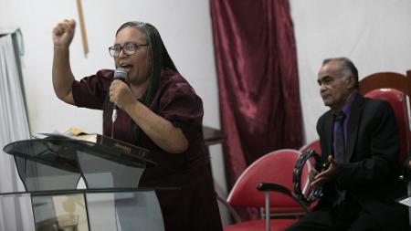 A missionária Do Carmo e o pastor Ribamar ao fundo - Bruno Kelly/UOL - Bruno Kelly/UOL