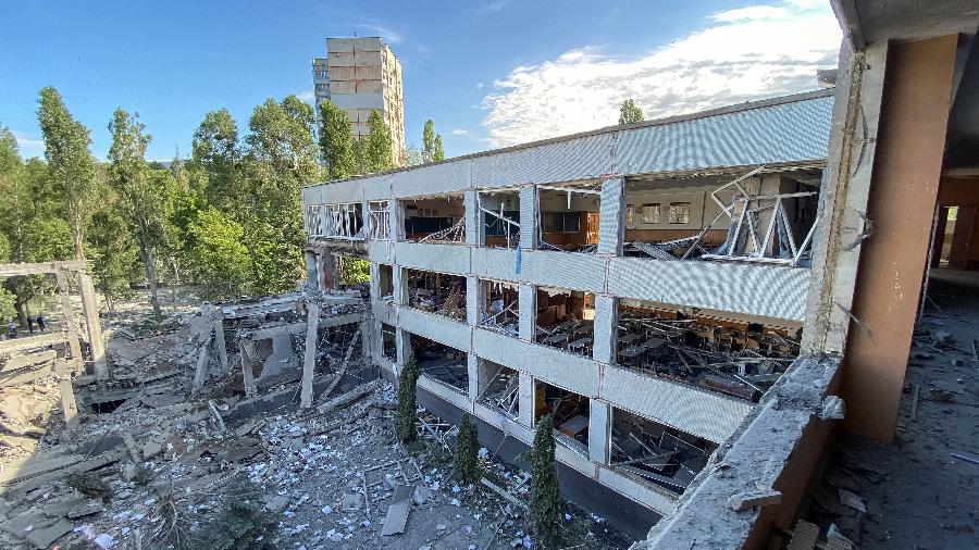 2.jun.2022 - Prédio de escola ficou destruído após ataque em Kharkiv, no leste da Ucrânia - Vitalii Hnidyi/Reuters