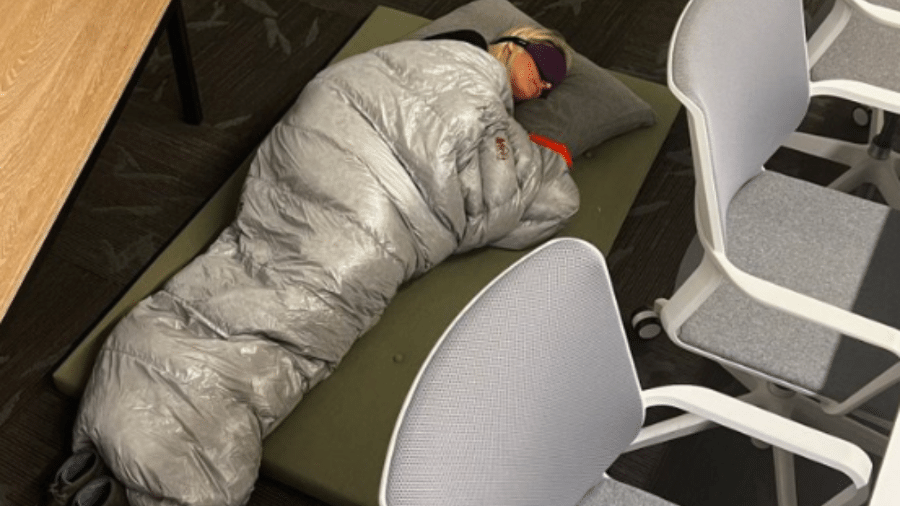 Diretora fotografada dormindo em sala de reuniões defendeu cochilo no trabalho como parte de esforço da equipe para adaptar Twitter ao novo dono, Elon Musk  - Reprodução/Twitter 