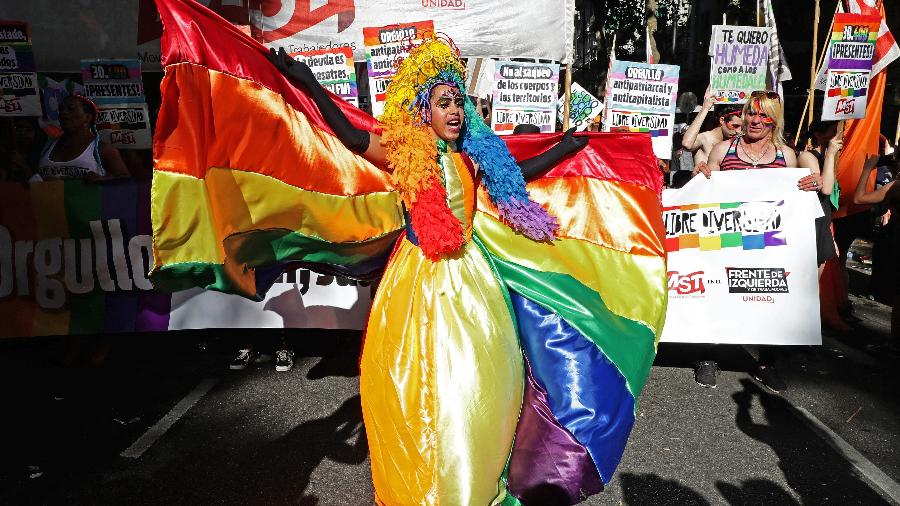 5.nov.2022 - Uma multidão participou no sábado em Buenos Aires da 31ª Marcha do Orgulho LGBT, com ruas e avenidas repletas e sinalizadas com as cores do arco-íris - ALEJANDRO PAGNI / AFP