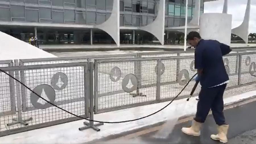 Funcionário limpa com jato d"água a rampa do Planalto - Reprodução/Twitter