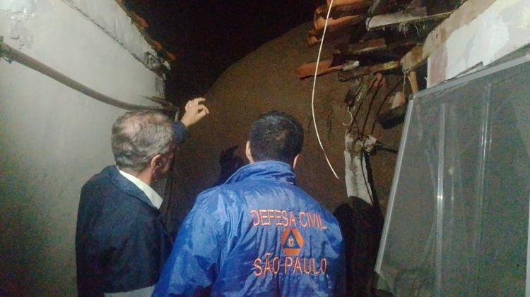 Pedra atingiu parte dos fundos de casa em Aparecida; moradores foram levados para abrigo no bairro