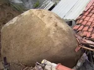 Pedra rola e destrói parte de casa após temporal em Aparecida
