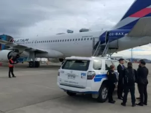 Turista britânico passa mal e morre ao lado da esposa durante voo no Chile