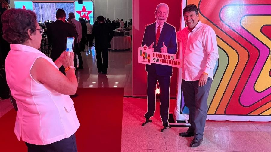 Festa de 44 anos do PT teve selfies com Lula de papelão