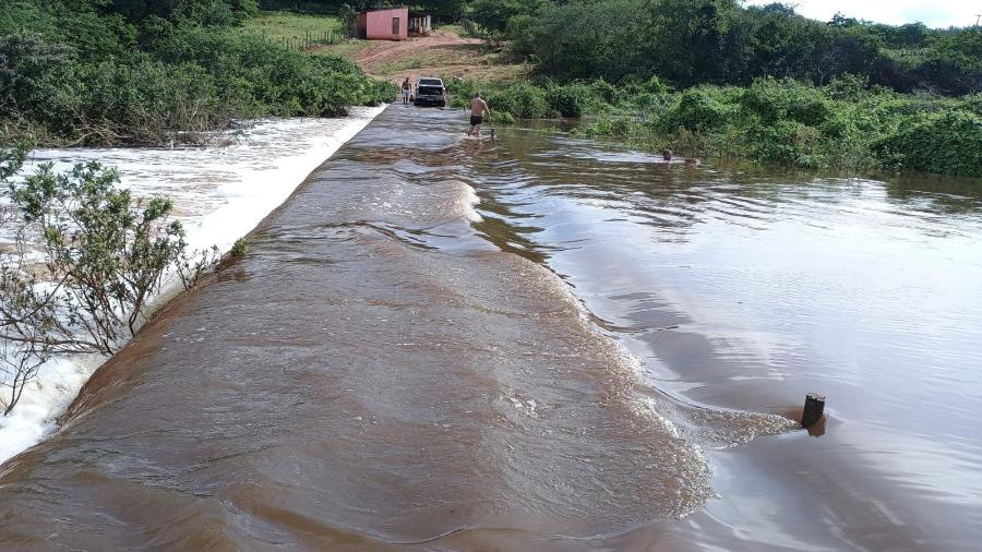 Enchente em Massapê do Piauí após fortes chuvas