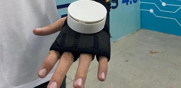 Estudantes criam luva que estabiliza tremor de pessoas com Parkinson
