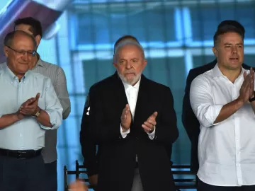Lula é alvo de protestos de grevistas em SP e diz: 'Que bom que podem vir'