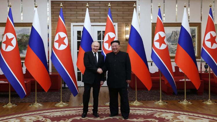  Presidente da Rússia, Vladimir Putin, aperta a mão do líder da Coreia do Norte, Kim Jong Un, durante uma reunião em Pyongyang