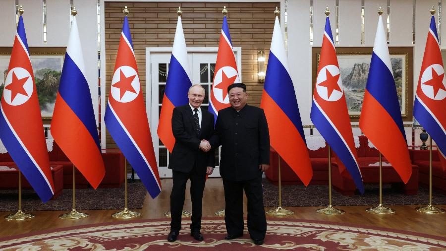 19.jun.24 - Presidente da Rússia, Vladimir Putin, aperta a mão do líder da Coreia do Norte, Kim Jong Un, durante uma reunião em Pyongyang