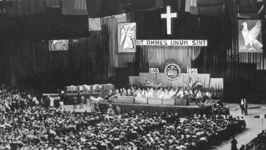 Cerimônia de celebração de 100 anos da YMCA na cidade de Paris, em 1955