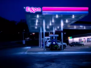 Califórnia processa Exxon por poluição global por plásticos