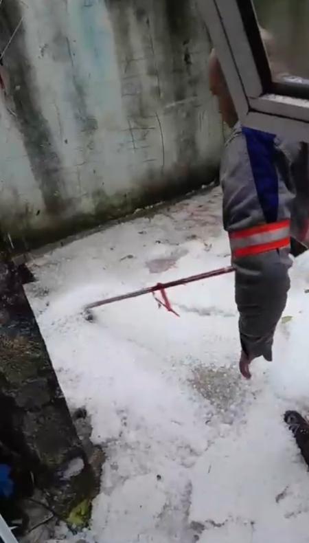 Vídeo mostra homem com roupa da Enel varrendo pedras de gelo após chuva de granizo em Cajamar (SP)