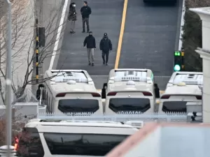 Presidente da Coreia do Sul se esconde de prisão com barricadas em bairro de luxo