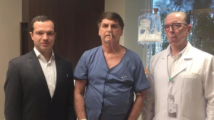 Jair Bolsonaro com os médicos Luiz Henrique Borsato e Antonio Luiz Macedo, em foto de setembro de 2019 Jair Bolsonaro com os médicos Luiz Henrique Borsato e Antonio Luiz Macedo, em foto de setembro de 2019