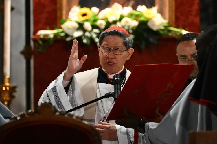 24.abr.2025 - O cardeal filipino Luis Antonio Gokim Tagle participa da oração do terço na Basílica de Santa Maria Maggiore, em Roma 24.abr.2025 - O cardeal filipino Luis Antonio Gokim Tagle participa da oração do terço na Basílica de Santa Maria Maggiore, em Roma