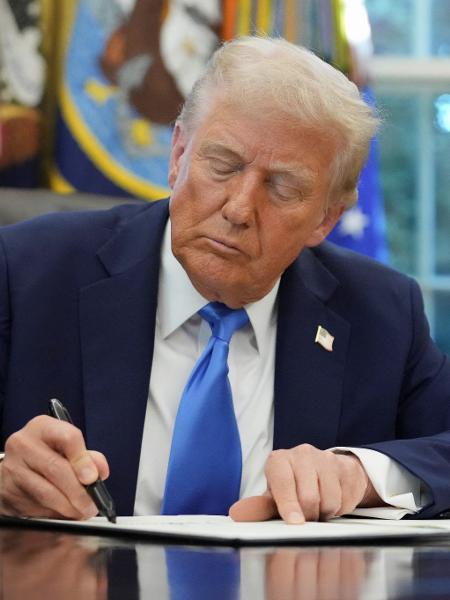Presidente dos EUA, Donald Trump, assina ordem executiva no salão oval da Casa Branca, em Washington Presidente dos EUA, Donald Trump, assina ordem executiva no salão oval da Casa Branca, em Washington