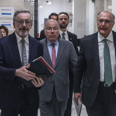 16.jul.2026 - Os ministros Márcio Elias Rosa e Mauro Vieira, ao lado do vice-presidente Geraldo Alckmin