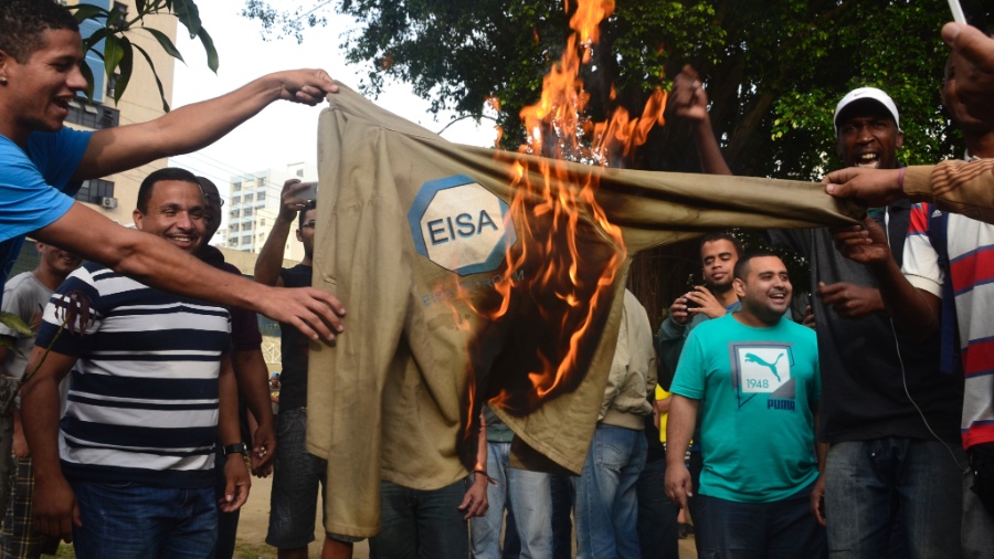 3.jul.2015 - Funcionários que atuavam no estaleiro Eisa Petro Um, em Niterói (RJ), protestam em frente à sede do Sindicato dos Metalúrgicos - Rommel Pinto/Agência O Dia/Estadão Conteúdo