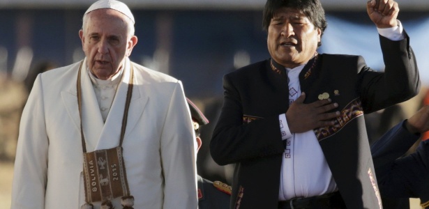 Ao lado do presidente Evo Morales, papa Francisco chega à Bolívia - Reuters