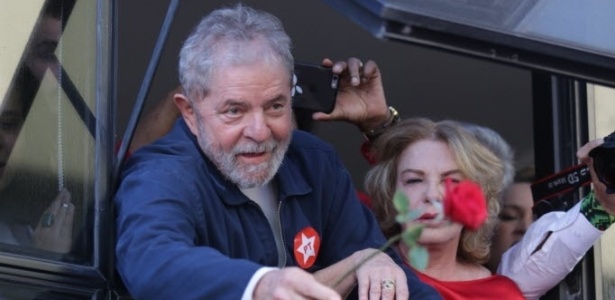 O ex-presidente Luiz Inácio Lula da Silva participa de um ato pela apuração e punição dos responsáveis pelo atentado a bomba na sede do instituto - Danilo Verpa/Folhapress 