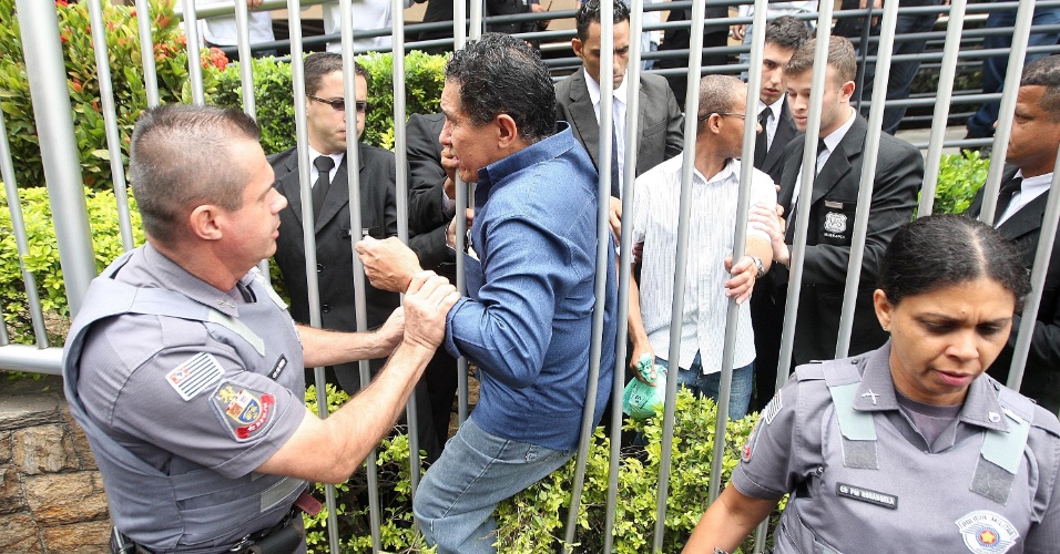 24.out.2015 - Após o fechamento dos portões de uma unidade da Uninove na Barra Funda, zona oeste da capital paulista, mais de 20 estudantes chegaram atrasados. Houve grande confusão quando alguns deles conseguiram atravessar as grades dos portões e entraram no prédio. Uma estudante desmaiou