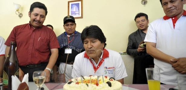 O presidente da Bolívia, Evo Morales (centro), celebra seu aniversário em evento em Sucre, na Bolívia
