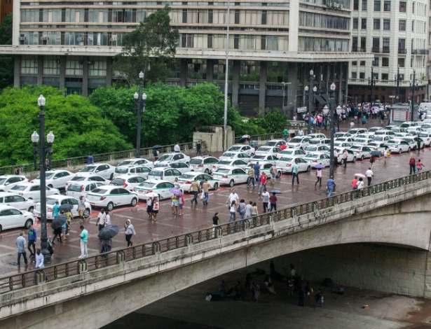 Taxistas protestam contra proposta da prefeitura para regular o transporte por meio do aplicativo Uber, no centro de São Paulo - Dario Oliveira/ Código 19/ Estadão Conteúdo
