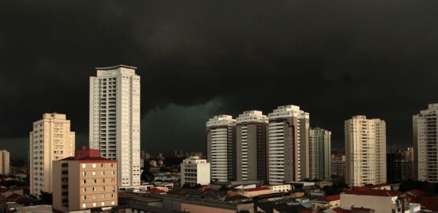  A tarde virou "noite" na cidade de São Paulo. Nuvens carregadas escureceram o céu sobre o bairro do Ipiranga, zona sul de São Paulo, indicando a chegada de uma tempestade na capital paulista - Eduardo Hernandes/Futura Press/Estadão Conteúdo