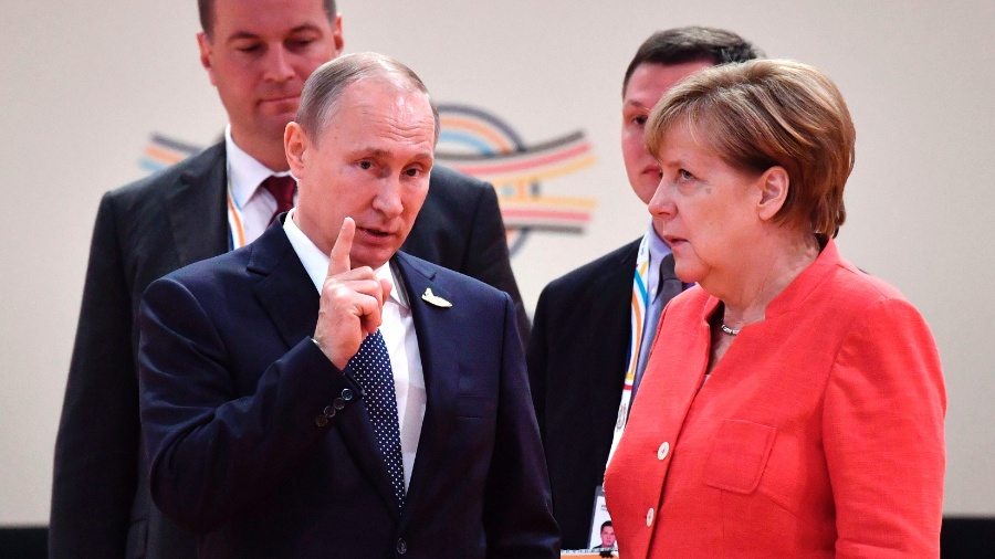 A chanceler alemã, Angela Merkel, conversa com o presidente da Rússia, Vladimir Putin -  John Macdougall/AFP