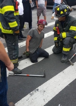Pedestre é atendido por bombeiros após ter perna "engolida" pelo asfalto nos EUA - Divulgação/Twitter
