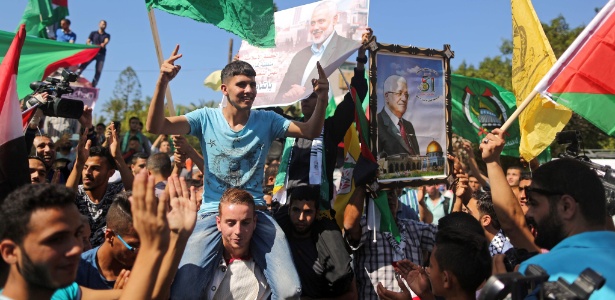 12.out.2017 - Palestinos vão às ruas em Gaza para comemorar a reconciliação entre os grupos Fatah e Hamas, após uma década de rompimento - AFP PHOTO / MAHMUD HAMS 