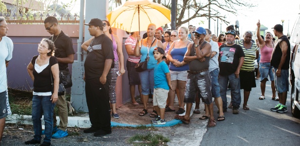 2.out.2017 - Pessoas aguardam na fila em busca de água e comida 12 dias após a passagem do Furacão Maria em Porto Rico - Erika P. Rodriguez/The New York Times