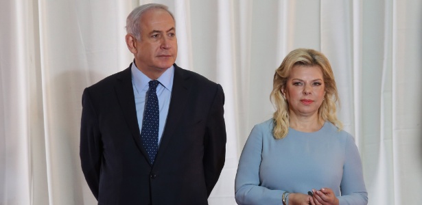 Sara Netanyahu ao lado do marido Benjamin, o primeiro-ministro de Israel - AFP PHOTO / Gali TIBBON