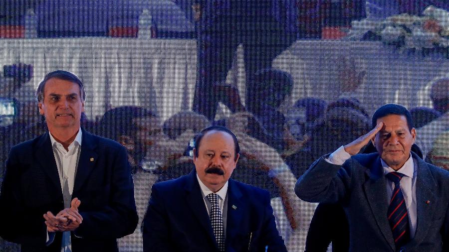 Jair Bolsonaro (e), Levy Fidelix (c) e General Hamilton Mourão durante convenção nacional do PRTB em São Paulo - Marcelo Chello/CJPress/Folhapress