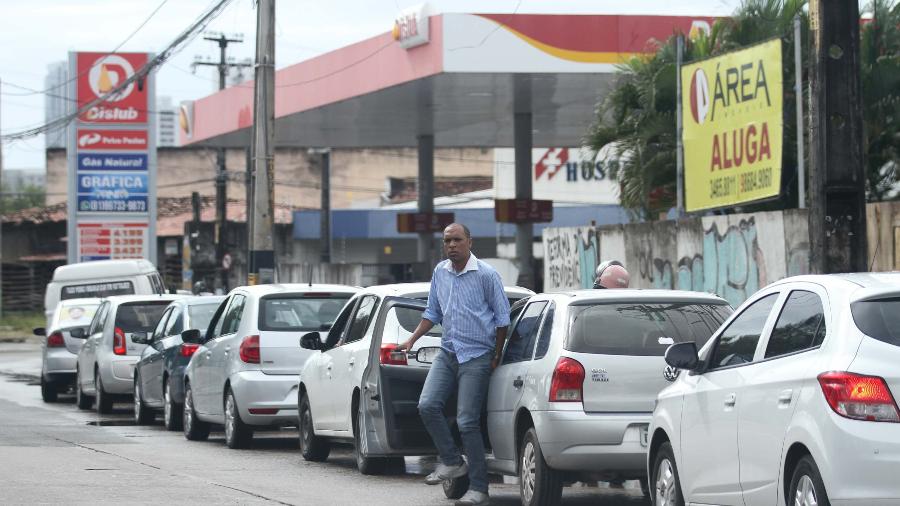 Postagem em redes sociais sobre nova greve dos caminhoneiros causa fila em posto de combustível na zona oeste de Recife, neste domingo  - Marlon Costa/Futura Press/Estadão Conteúdo