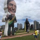 Dois bonecos gigantes de Jair Bolsonaro foram erguidos nos arredores da Esplanada dos Ministérios, em Brasília, pouco antes da posse do presidente eleito - Hanrrikson de Andrade/UOL