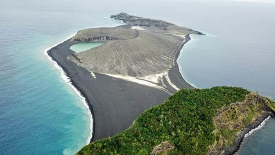 A nova ilha, no centro da imagem, surgiu de uma erupção vulcânica em 2015 - Woods Hole/BBC
