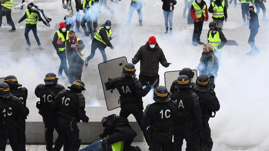 9.fev.19 - Manifestantes entram em confronto com policiais durante protestos em Paris - Fred Tanneau/AFP