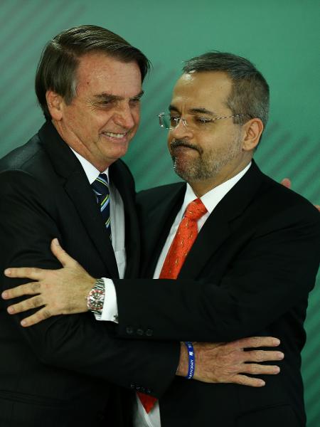 09.abr.2019 - O presidente Jair Bolsonaro (sem partido) com o ministro da Educação, Abraham Weintraub - Pedro Ladeira/Folhapress