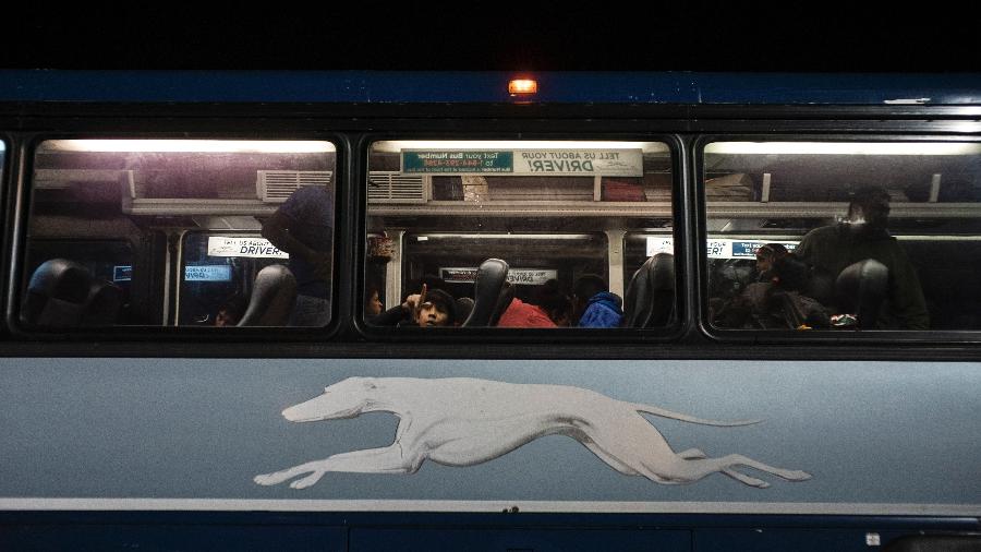 Ônibus da Greyhound com a família Lopez roda por Lordsburg, no Novo México - Todd Heisler/The New York Times