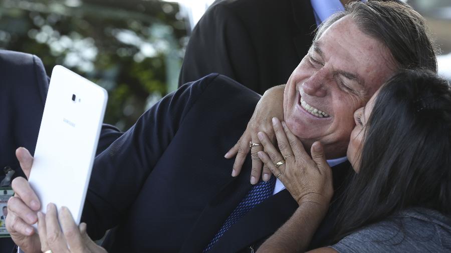 Bolsonaro faz selfie com simpatizante na portaria do Palácio do Alvorada - Antonio Cruz - 30.ago.19/Agência Brasil
