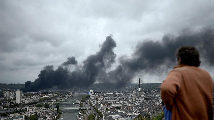 26.set.2019 - Incêndio em fábrica de produtos químicos em Rouen, na França - Phillipe Lopez/AFP
