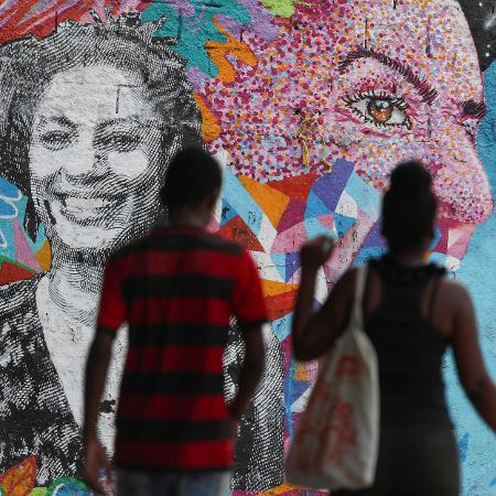 Pedestres passam por mural com o rosto da vereadora Marielle Franco, no Rio