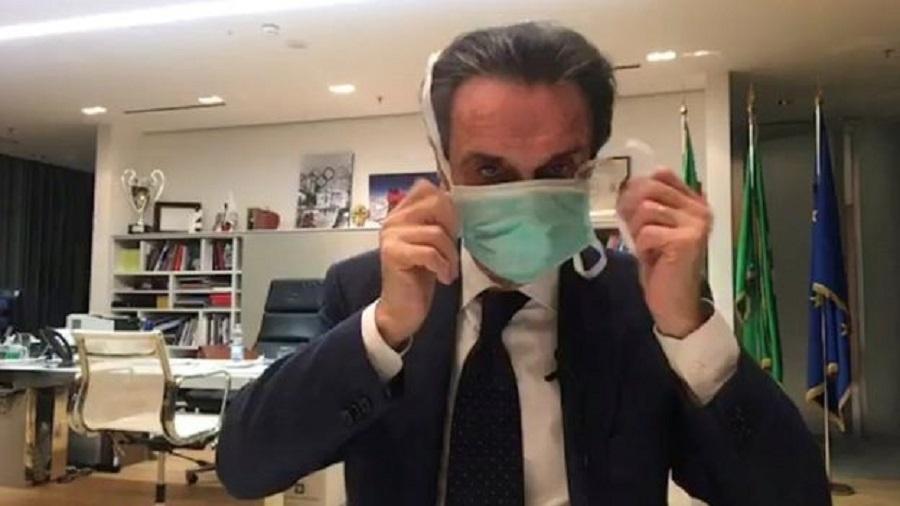Governador Attilio Fontana apareceu na TV usando uma máscara — mesmo estando sozinho no escritório — para anunciar isolamento e foi criticado por alimentar a histeria no país - Reuters