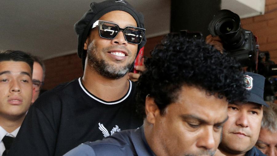 Ronaldinho deixa o Ministério Público do Paraguai após prestar depoimento - JORGE ADORNO
